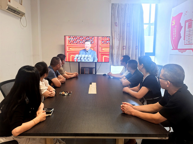 4常運集團物產經營公司組織職工在會議室集中收看紀念中國人民抗日戰爭暨世界反法西斯戰爭勝利80周年閱兵式直播2_副本